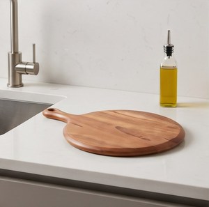 Planche à découper ronde en bois d'olivier naturel avec poignée en forme de palette et trou de suspension - Product Image 6