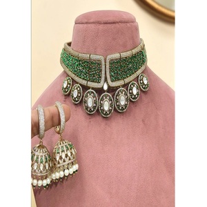 Ensemble collier et boucles d'oreilles tendance en perles plaquées or de qualité supérieure avec moissanite, collection pour femmes, idéal pour les mariages - Product Image 2