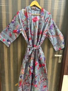 Bata de algodón con estampado de pájaros para mujer, kimono hecho a mano con diseño floral, bata de spa ligera, ropa de descanso, cuello en V para damas de honor - Product Image 1