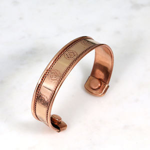 Bracelet manchette artisanal en cuivre et laiton – Bracelet thérapeutique magnétique – Bijou ajustable avec symbole Chakra gravé pour femme - Product Image 1