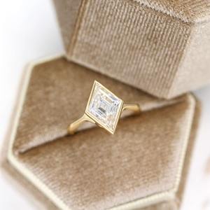 Anillo de compromiso geométrico minimalista de oro macizo de 14K con diamante de 2 quilates en forma de cometa con engaste de bisel, cultivado en laboratorio, certificado IGI, personalizado y de alta calidad. - Product Image 4
