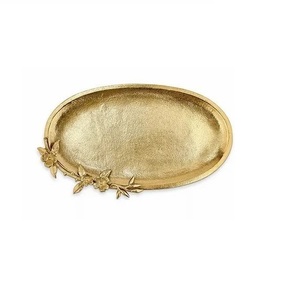 Elegante bandeja de servicio de acero inoxidable con acabado chapado en oro y asas de latón de diseño para decoración del hogar y hoteles. - Product Image 4