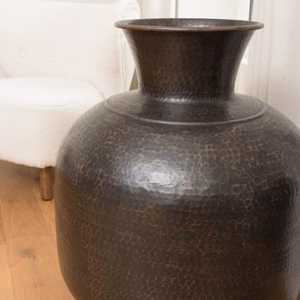 Vase de table en métal noir minimaliste, style distinctif, cadre naturel, fait main, hauteur 22 cm, avec design en anneau, pièce d'art décorative - Product Image 3