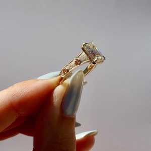 แหวนเพชรแล็บทรงเอเมอรัลด์ 2 กะรัต, แหวนทอง 14K ลายสลักลายรัศมีพระอาทิตย์, แหวนหมั้นประดับไพลินสีชมพูสไตล์อาร์ตเดโคสำหรับเธอ - Product Image 2