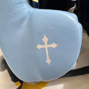 Gants de boxe et protège-tête en cuir de vachette de haute qualité, fabriqués sur mesure par le fabricant, pour la combat et l'entraînement. - Product Image 4