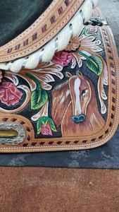 Selle de cheval western en cuir véritable, artisanale et luxueuse |   Selle d'équitation haut de gamme avec ensemble de harnais |   Accessoires de dressage durables - Product Image 4