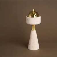 Porte-encens artisanal en marbre vert avec couvercle en laiton, base en pierre polie, accessoire fonctionnel artisanal
