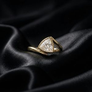 Anillo Moderno de Oro Sólido de 14K con Diamante Cultivado en Laboratorio de 2.01CT con Corte Trillón y Banda Cruzada, Regalo Fino para Fiesta de Compromiso para Novias - Product Image 6