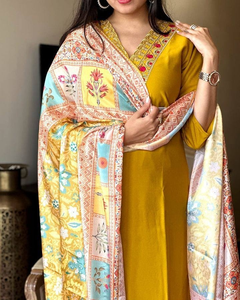 Ensembles Kurti droit en viscose Chanderi couleur moutarde très demandés pour femmes, avec pantalon et dupatta en soie imprimée - Product Image 5