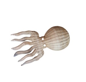 Améliorez la décoration de la pièce avec cette magnifique décoration en forme de pieuvre pour enfants, en rotin tressé, fabriquée avec des matériaux naturels. - Product Image 3