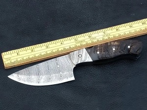 Cuchillo de caza/utilidad/camping hecho a mano de acero de Damasco con punta recta, mango de cuerno, funda de cuero de 3 mm, 9 pulgadas, OEM/ODM/OBM - Product Image 4