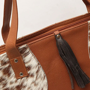 Bolso Tote Clásico y Elegante para Mujer, Amplio y Duradero, con Opciones Personalizables, en Cuero Vacuno con Pelo Estilo Western - Product Image 6