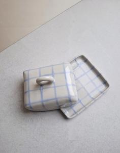 Beurrier élégant à motif quadrillé avec couvercle à anse, design compact avec plateau, finition émaillée lisse, beurrier de cuisine moderne - Product Image 5