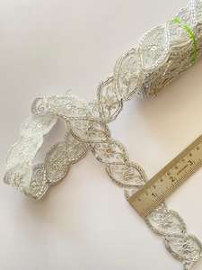 Ropa de Hogar Elegante y Atemporal Hecha a Medida con Lentejuelas Bordadas, Perlas, Encaje, Organza, Diseño Floral Ecológico y Estilo Ejecutivo - Product Image 5