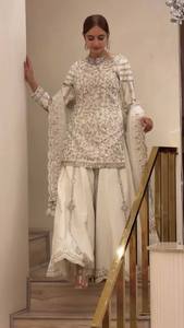 Hermoso Traje Sharara de Invierno de Poliéster GEORGETTE con Bordado de Lentejuelas Chinas y Trabajo Manual con Espejos Reales - Gharara India - Product Image 1