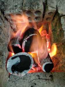 Charbon de bois de Khaya, best-seller pour le barbecue, qualité supérieure, 100% bois dur - BIWOOD COMPANY -+ 84 911 379 511 - Product Image 2