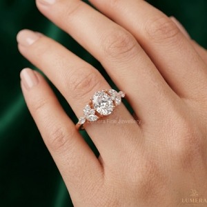 Bague de fiançailles en moissanite taille ovale en or rose, avec grappe de marquises, style floral vintage, pour femme - Product Image 5