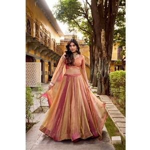 La silueta fluida y delicada del lehenga choli con bordados y la dupatta etérea se combinan para crear un look que se siente natural. - Product Image 6