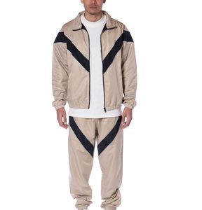 Ensemble de survêtement beige pour homme, 2 pièces, avec veste coupe-vent sportive à motif chevron noir et pantalon à fermeture éclair intégrale - Product Image 1