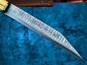 Couteau de chasse artisanal en acier Damas, manche en os, lame fixe, étui en cuir de buffle inclus. Idéal pour la chasse et le camping. - Product Image 6