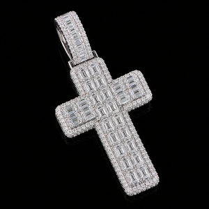 Pendentif Croix Hip Hop en Moissanite Taille Émeraude VVS en Argent Sterling Plaqué Or, Vente en Gros, Fournisseur de Bijoux Tendance Personnalisés - Product Image 1