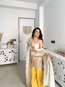 Ensemble Sharara en soie mousseline lourde et sequins, fait main, style ethnique moderne, fluide, pour toutes les occasions : Printemps, Diwali, Été, Automne, Fêtes et Mariages - Product Image 2