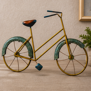 Sculpture artistique de vélo en laiton plaqué or pour décoration intérieure avec garde-boue à motifs verts et siège rouge - Product Image 3