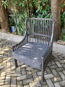 Elegante y Cómoda Silla de Exterior Moderna de Madera de Teca Maciza con Listones para Uso en Villas, Cojín Gris Oscuro - Product Image 3
