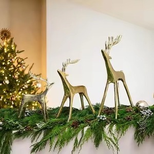 Escultura de Reno Hecha a Mano, Decoración Navideña Premium para Compradores de Comercio Minorista y Hostelería - Product Image 6