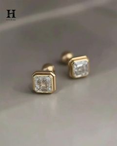 Pendientes de Lujo con Incrustaciones de Diamantes Corte Asscher, Modernos Pendientes Cuadrados de Diamantes en Oro de 14K, Joyería Elegante y Minimalista para Hombres y Mujeres - Product Image 6