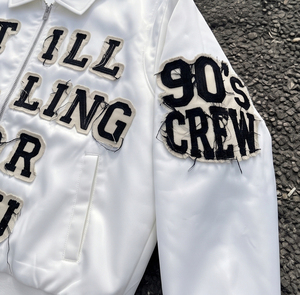 Blouson Bomber en Satin Blanc Brodé pour Homme, Style Vintage avec Patch Lettres, Fermeture Éclair et Col Rabattable - Product Image 6