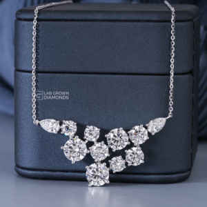 Colgante de Lujo de Oro Blanco de 14K con Moissanita de Corte Pera para Mujer, con Once Piedras que Pesan 4.76 Quilates en Total - Product Image 6