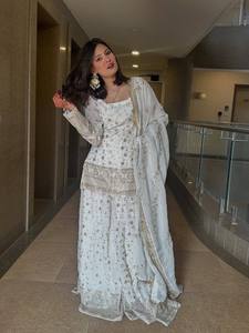 ชุดคุर्ติชาราร่าปักลายสีขาวพร้อมผ้าคลุมไหล่สำหรับผู้หญิง – ชุดแต่งงานดีไซเนอร์สไตล์ชาติพันธุ์พร้อมงานปักดิ้นทองและเลื่อม - Product Image 2