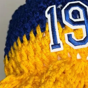 หมวกบีนนี่ถักโครเชต์สีน้ำเงินรอยัลและสีทอง พร้อมลายกราฟิกปี 1922 ขอบพับได้ อุ่นสบาย ทำด้วยมือ เหมาะสำหรับฤดูหนาว สไตล์สตรีทแวร์ - Product Image 5
