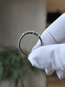 Bague à cinq pierres en diamant de laboratoire taille émeraude 0,35 ct avec accents latéraux en or marquise, bijoux fins minimalistes pour mariage pour femme - Product Image 3