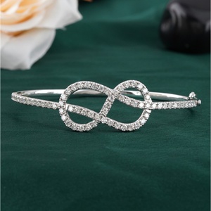 กำไลข้อมือทอง 14K ประดับเพชรเม็ดเล็กแบบไมโครเพฟ รูปทรงอินฟินิตี้ พร้อมเพชรแล็บโกรว์ 2.27 กะรัต รูปทรงสกรู มีให้เลือกทั้งสีขาว สีเหลือง และสีโรสโกลด์ ได้รับการรับรองจาก IGI - Product Image 1