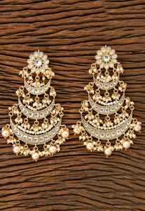 Pendientes de Perlas Multicapa con Diseño Floral Kundan Tradicional Indio, Chapados en Oro, para Novias, Bodas, Estilo Étnico - Product Image 6