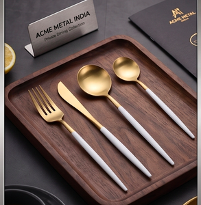 Juego de cubiertos de acero inoxidable con mango dorado mate y blanco, con revestimiento PVD dorado, resistente al óxido, para cenas, bodas, fiestas y uso diario. - Product Image 3