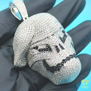 Pendentif Casque de Soldat Spatial Sertie de Pierres Moissanite VVS, Bijou de Luxe Hip Hop Fait Main - Product Image 1