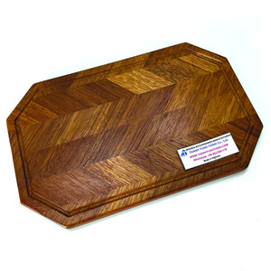 Tabla de cortar de madera Thinh Tung Thanh con acabado mate, diseño moderno y duradero, con asa, hecha en Vietnam. - Product Image 2