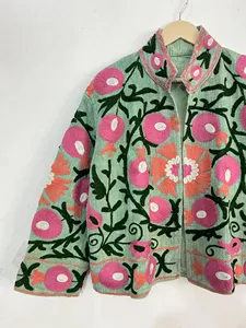 Chaqueta Bordada Floral Suzani Hecha a Mano, Chaqueta Corta Boho de Algodón Verde para Mujer con Patrón Étnico Rosa - Product Image 2