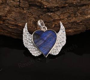 Colgante de Plata 925 con Baño de Rodio y Alas, con Labradorita Natural en Forma de Corazón de 15mm y Detalles de Circonita Cúbica, el Más Vendido para Collares - Product Image 4