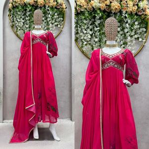 ESTAMPADO DIGITAL FANCY GEORGETT CON HILO SECUENCIA TRABAJO ALIA VESTIDO CORTADO CON DUPATTA ROSA - Product Image 2