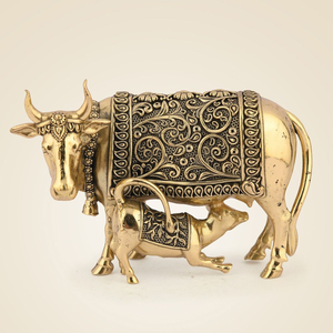 Estatua detallada de vaca y ternero Kamdhenu en latón dorado con tallados ornamentales, disponible a precios de mayorista. - Product Image 6