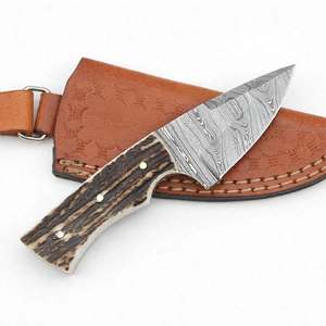 Couteau utilitaire d'extérieur à lame fixe en acier Damas fait main avec manche en bois de cerf - Product Image 1