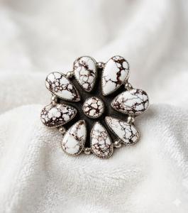 Bague Fleur en Howlite Blanche, Bague Statement Bohème, Bijou Western Style Vintage, Bague Ajustable avec Pierre Précieuse, Cadeau pour Elle - Product Image 4