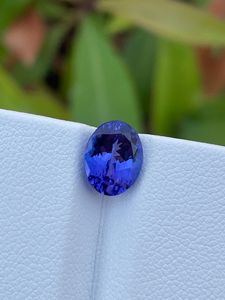 Pierre précieuse naturelle Tanzanite bleue, taille ovale, certifiée IGI, effet optique léger, provenance Inde, pierre brute pour la fabrication de bijoux fins - Product Image 2