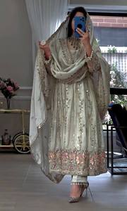 Salwar Kameez Negro de Rayón para Mujer con Bordado Floral Rosa, Ropa Casual Tradicional, Corte Regular, Largo hasta el Tobillo, India, Pakistán - Product Image 2
