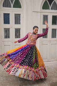 Ensemble Lehenga Choli en Georgette Premium pour Femmes avec Broderie Kutchi Gamthi, Design d'Inspiration Vintage et Jupe Évasée de 5 Mètres - Product Image 1