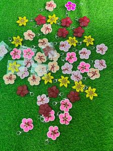 Llavero de Flores Bordadas a Mano, Colgante Textil de Algodón, Diseño Floral en Rosa, Rojo, Amarillo y Naranja, Decoración con Gancho Metálico - Product Image 2